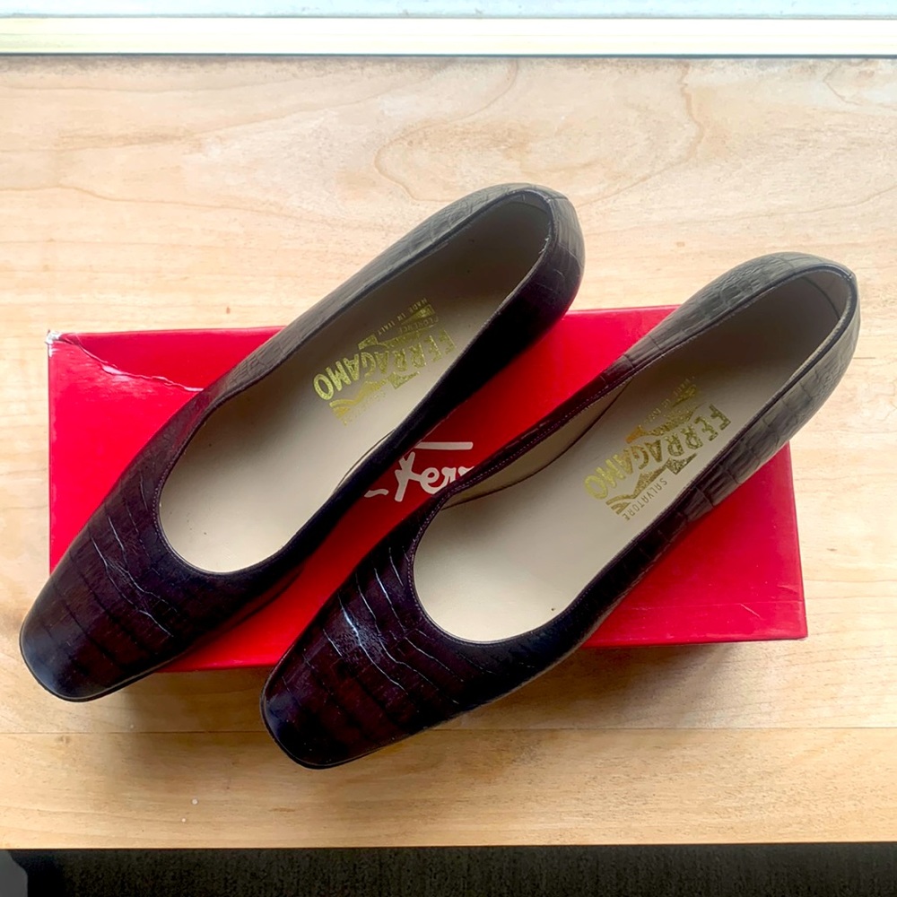 Dk brown 10 AA Salvatore Ferragamo Boutique  croc print pumps
